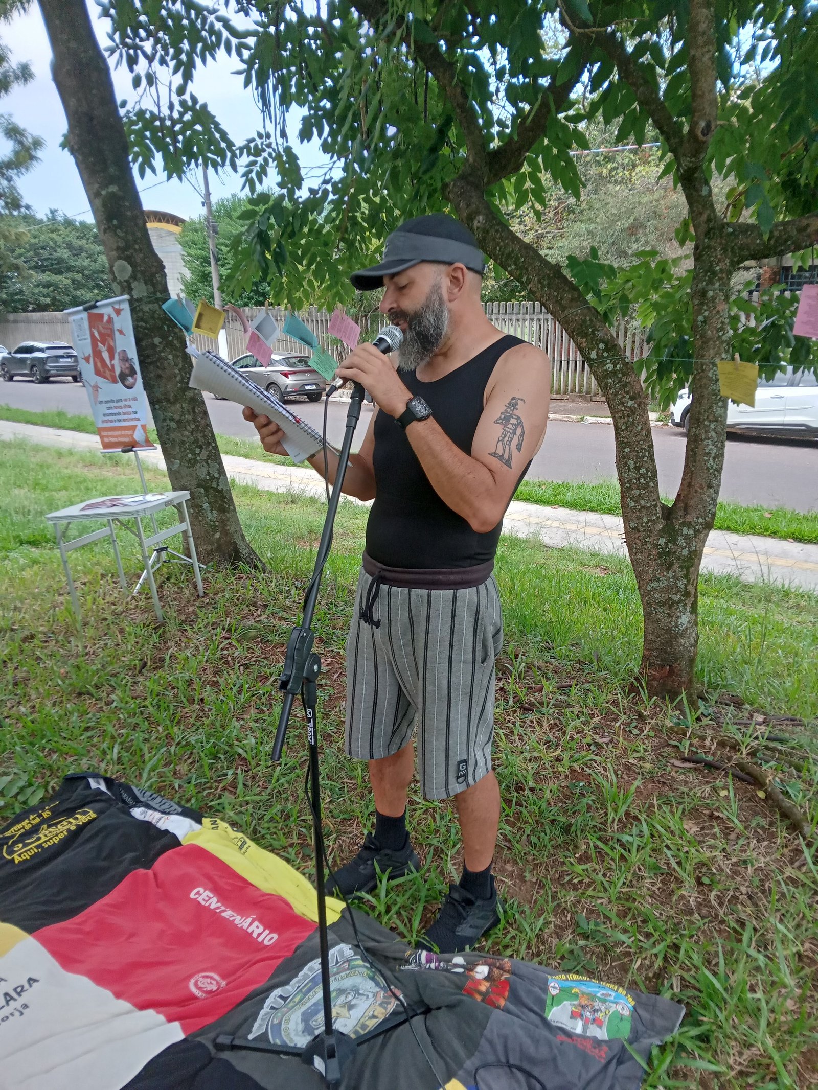 Participante declamando