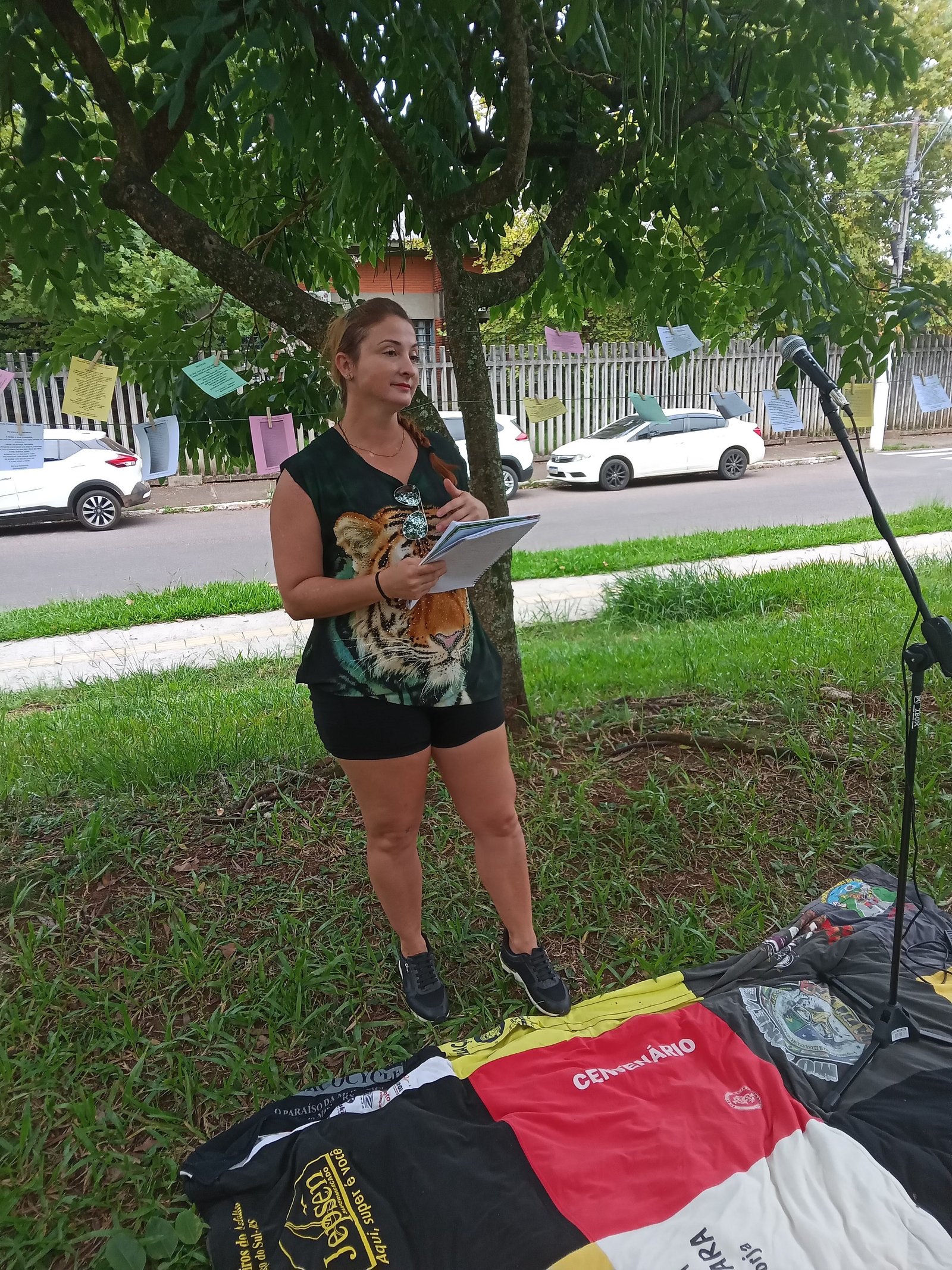 Participante lendo no microfone